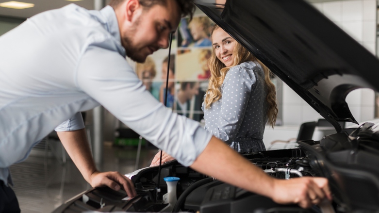 <p>Mujer sonriendo siendo atendida en los talleres autorizados Mercedes-Benz</p>