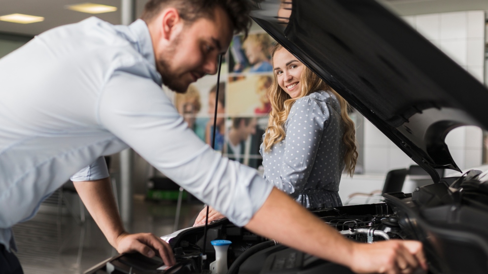 <p>Mujer sonriendo siendo atendida en los talleres autorizados Mercedes-Benz</p>