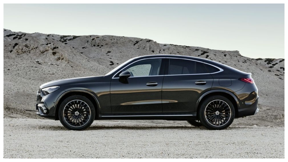 <p>Vista lateral de auto híbrido suave Mercedes-Benz GLC Coupé 200 negro sobre terreno rocoso.</p>