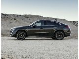 <p>Vista lateral de auto híbrido suave Mercedes-Benz GLC Coupé 200 negro sobre terreno rocoso.</p>