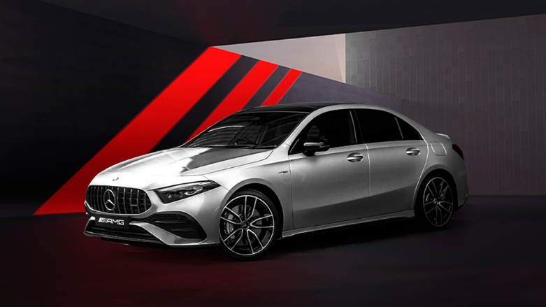 Vista frontal lateral de auto de lujo Mercedes-Benz Clase A AMG plata.