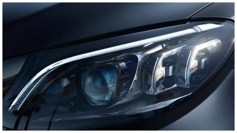 <p>Farola frontal de lujo de sedán Mercedes-Benz.</p>