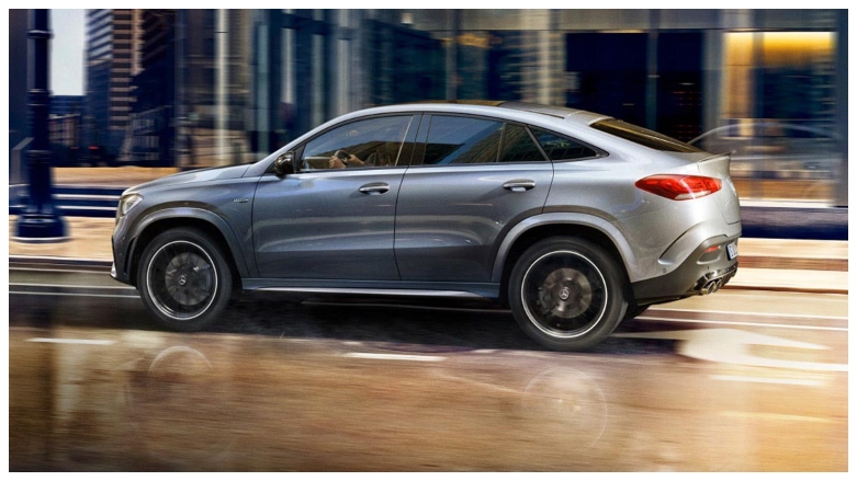 Mercedes-Benz GLE Coupé color plata conduciendo en calles de la ciudad.