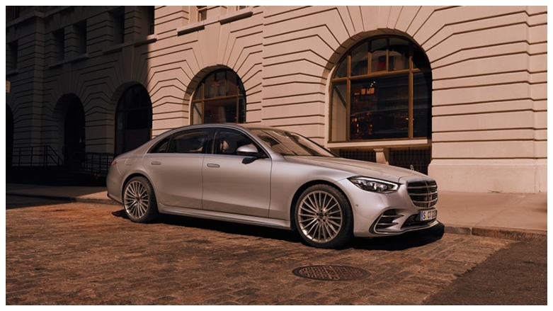 Sedán Mercedes-Benz Clase C color plata estacionado en calles de la ciudad.