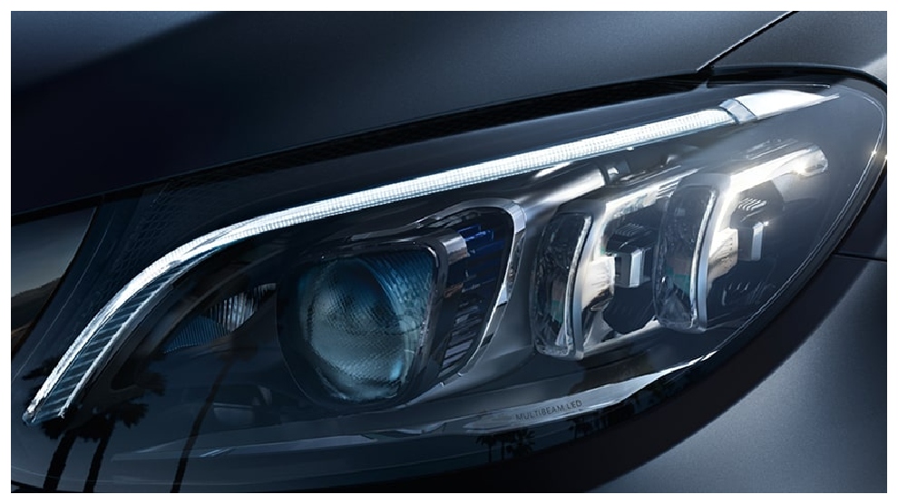 <p>Farola frontal de lujo de sedán Mercedes-Benz.</p>