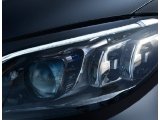 <p>Farola frontal de lujo de sedán Mercedes-Benz.</p>
