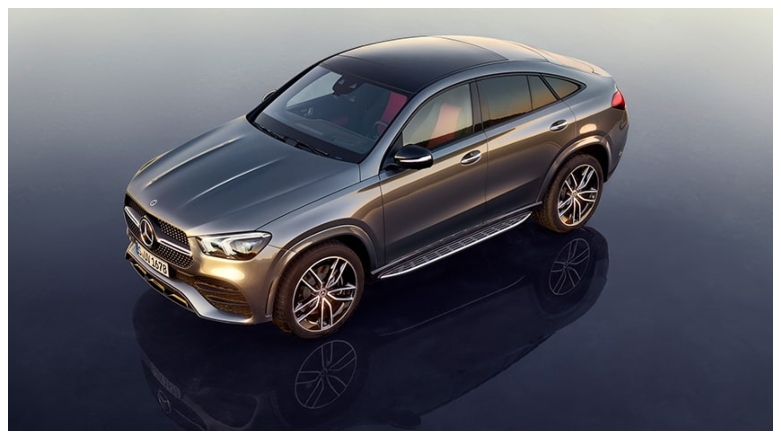 Vista frontal superior de SUV Mercedes-Benz GLE Coupe gris con rines de lujo. 