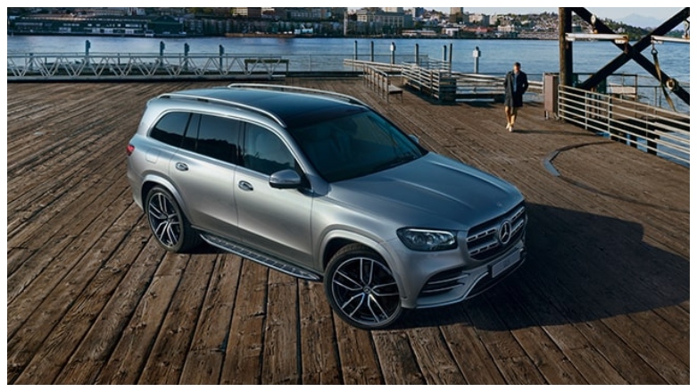 Vista frontal superior de SUV Mercedes-Benz GLS gris con rines de lujo.
