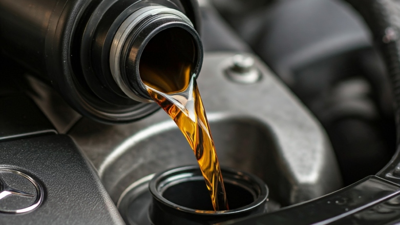 Aceite de motor ingresando en la válvula de un motor de auto Mercedes Benz.