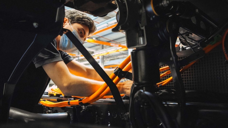 Técnico especializado en taller revisando el motor de un vehículo.