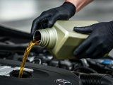 <p>Cambio de Aceite a motor de vehículo Mercedes-Benz</p>