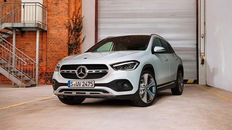 Vista frontal de SUV Mercedes-Benz GLA color gris de lujo.