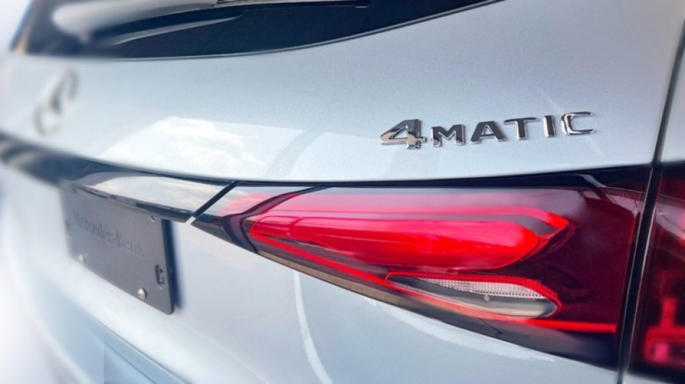 <p>Parte trasera de camioneta Mercedes-Benz 4Matic color gris con iluminación de lujo.</p>