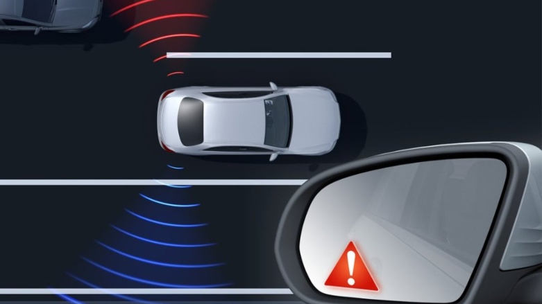 Muestra de sistemas ADAS en tecnología Mercedes-Benz de control de angulo muerto.