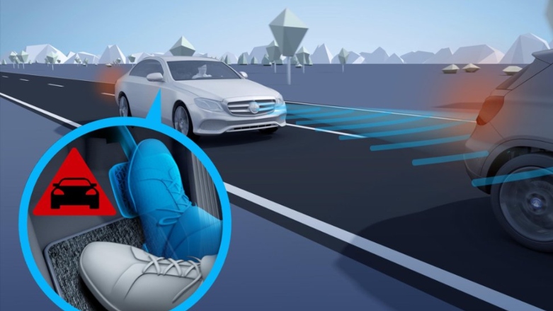 Muestra de sistemas ADAS en tecnología Mercedes-Benz de asistente de frenado activo.