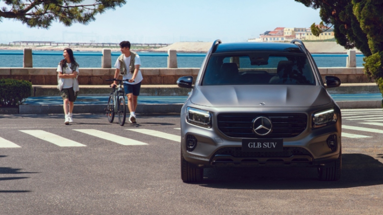 <p>Vista delantera de SUV Mercedes-Benz GLB color gris oscura aparcada cerca a la bahía.</p>