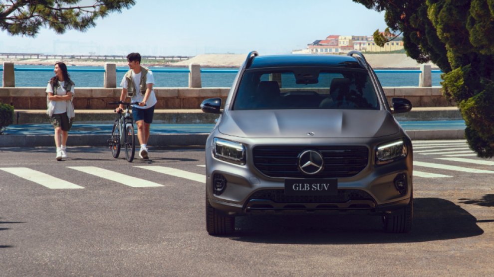 <p>Vista delantera de SUV Mercedes-Benz GLB color gris oscura aparcada cerca a la bahía.</p>