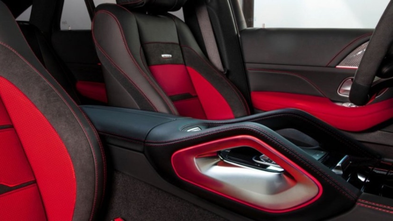 Vista interior deportivo de Mercedes-Benz GLE con tapicería de lujo con matices rojos.