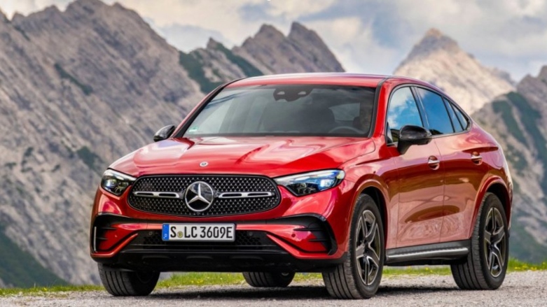 <p>Carro coupé Mercedes-AMG GLC color rojo con fondo de montañas.</p>