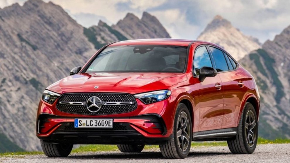 <p>Carro coupé Mercedes-AMG GLC color rojo con fondo de montañas.</p>