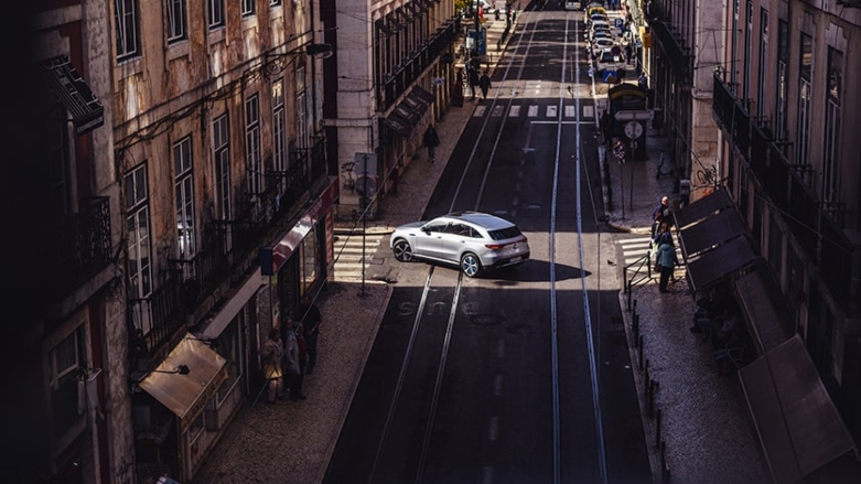 Auto Mercedes-Benz de lujo entre calles de la ciudad.