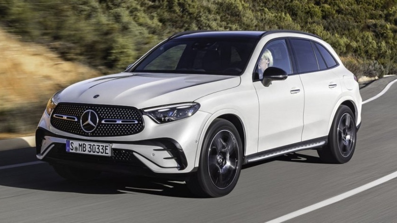 <p>Carro híbrido Mercedes-Benz GLC 200 color blanco siendo conducido por carretera.</p>