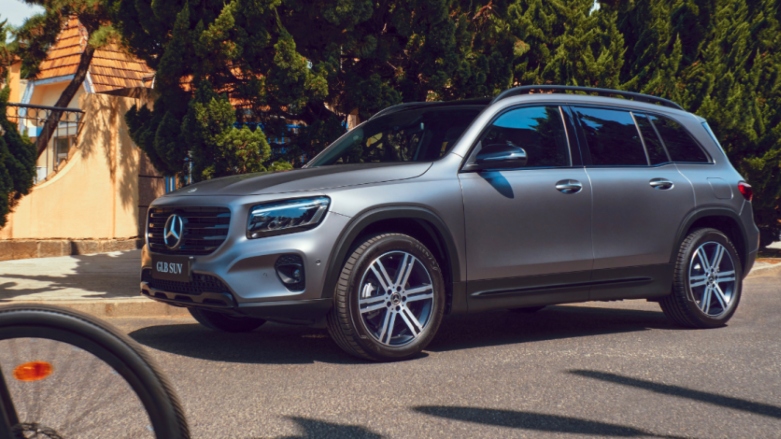 SUV hibrido Mercedes-Benz GLB 250 4 Matic color gris oscuro estacionado en calles de zona residencial.