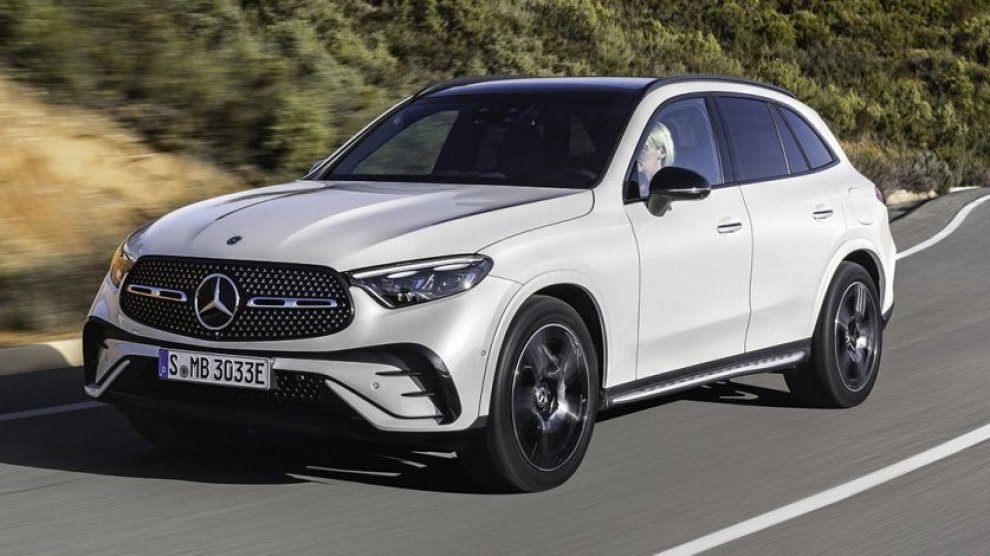 <p>Carro híbrido Mercedes-Benz GLC 200 color blanco siendo conducido por carretera.</p>