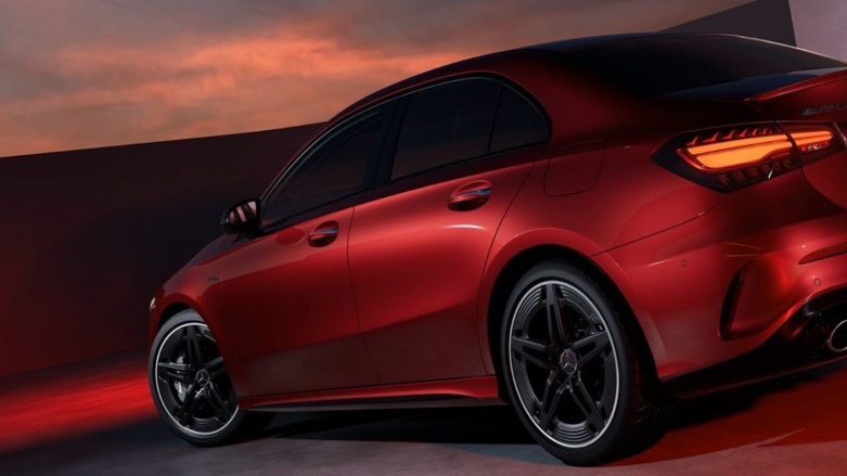 <p>Auto deportivo Mercedes-AMG A 35 SD color rojo visto desde la parte trasera.</p>