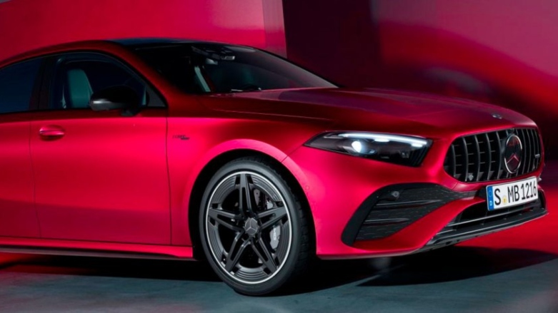 Auto deportivo Mercedes-AMG A 35 SD color rojo.