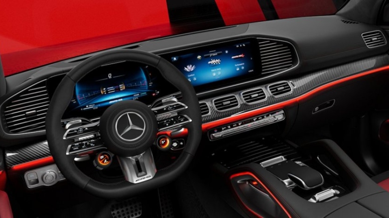 Vista interior de auto deportivo AMG GLE 53 con pantalla dual e interior de lujo.