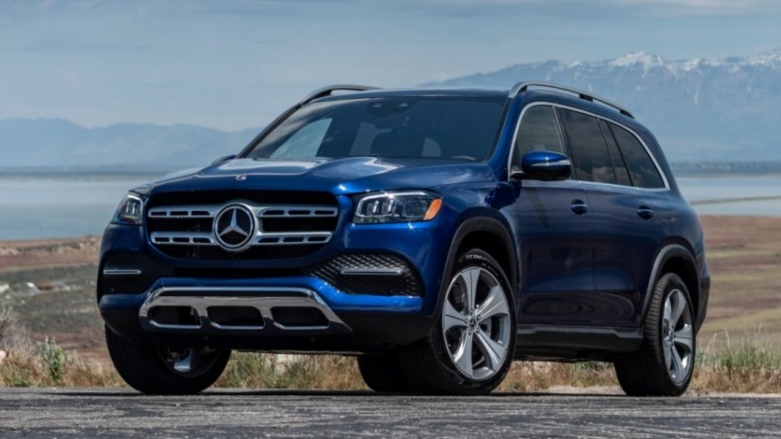 <p>Auto híbrido Mercedes-Benz GLS 450 color azul estacionado sobre vía cerca al mar con nevado de fondo. </p>