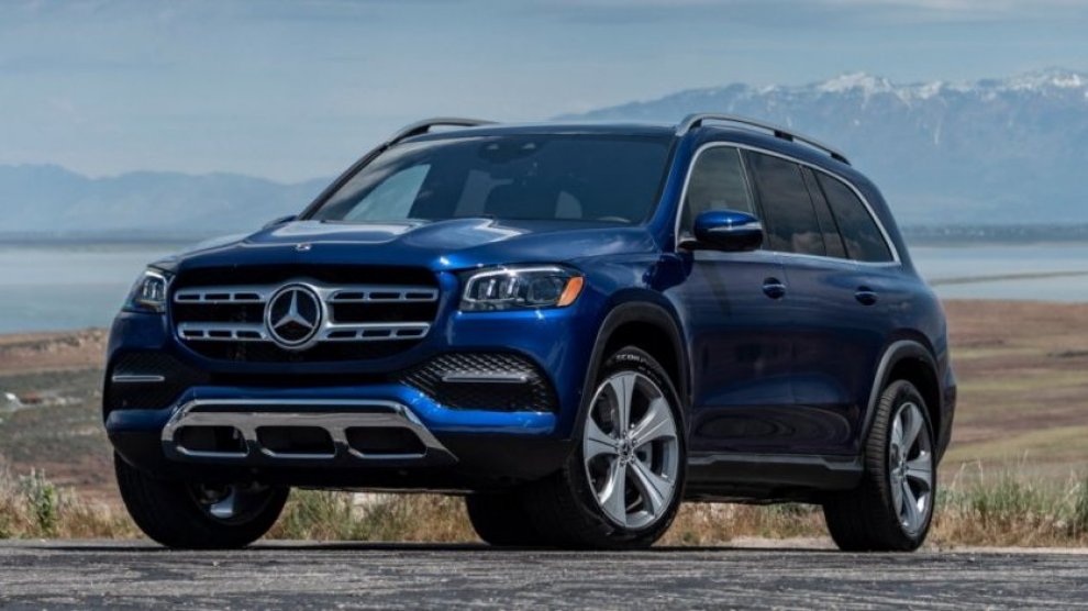 <p>Auto híbrido Mercedes-Benz GLS 450 color azul estacionado sobre vía cerca al mar con nevado de fondo. </p>