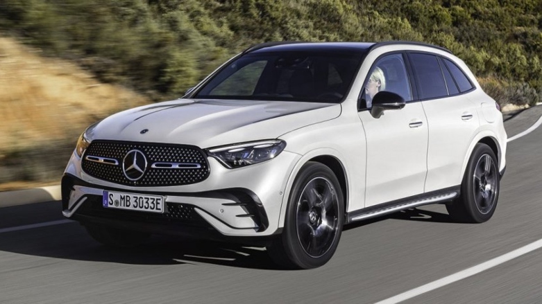 SUV Mercedes-Benz GLC 200 color blanco siendo conducido por carretera con árboles de fondo.