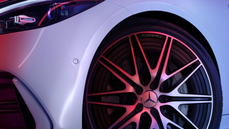 <p>Rueda delantera de auto deportivo Mercedes-AMG C43 color blanco con rines de lujo. </p>