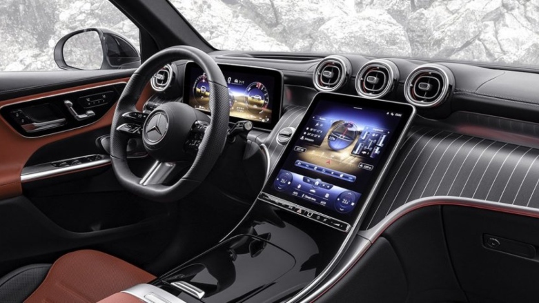 Vista interior de SUV Mercedes-Benz GLC 200 con panel y asiento de lujo.    