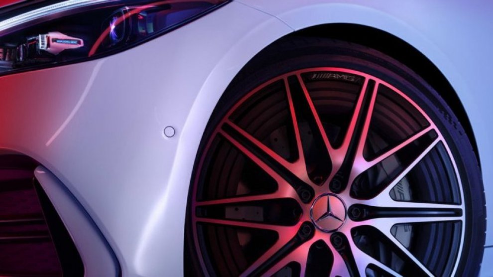 <p>Rueda delantera de auto deportivo Mercedes-AMG C43 color blanco con rines de lujo. </p>